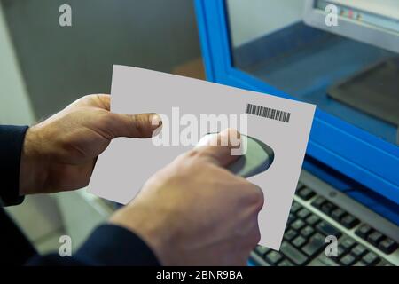 A man gets on the hip scaner in operations Stock Photo