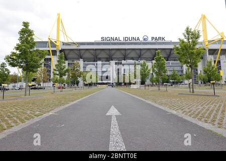 Signal Iduna Arena Dortmund Germany, Football: German Bundesliga, Borussia Dortmund (BVB, yellow) vs Schalke 04 (S04, blue) —  closed stadium. Because of the Corona Pandemic all football league matches are played without spectators in empty stadiums  Foto: Ralf Ibing/firosportphoto/POOL  Only for editorial use!   DFL regulations prohibit any use of photographs as image sequences and/or quasi-video. Stock Photo