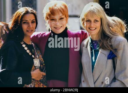 (L-R) Shabana Azmi, Shirley MacLaine and Twiggy attend a promotional shoot for the film 'Madame Sousatzka' , directed by John Schlesinger, in 1988 in London, England Stock Photo