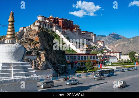 Potala palace, former Dalai Lama residence in Lhasa in Tibet. The Potala Palace is a dzong fortress in the city of Lhasa, in Tibet. It was the winter Stock Photo