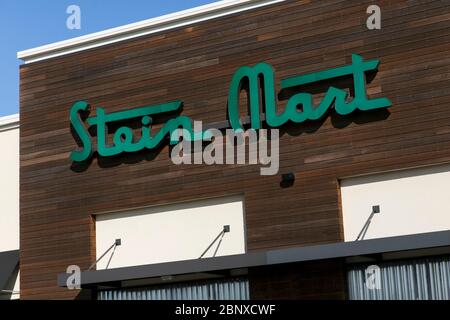 SteinMart store or superstore in Virginia Gateway Shopping Center,  Gainesville, Virginia, USA Stock Photo - Alamy