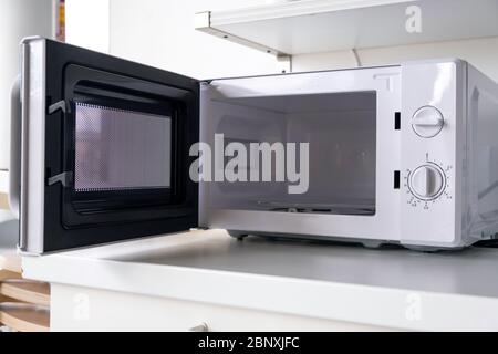 https://l450v.alamy.com/450v/2bnxjfc/microwave-oven-in-fast-food-shop-and-restaurant-close-up-2bnxjfc.jpg