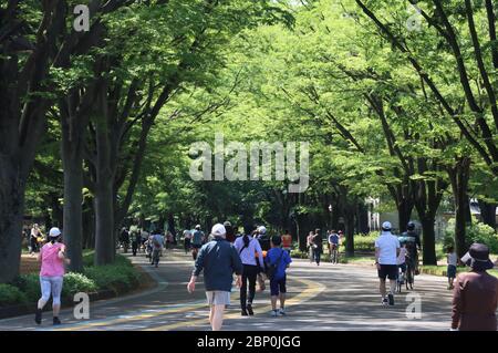 Tokyo, Japan. 17th May, 2020. Joggers train at a park in Tokyo on Sunday, May 17, 2020. Japanese government extended a state of emergency for Tokyo Metropolitan area on May 14. Credit: Yoshio Tsunoda/AFLO/Alamy Live News Stock Photo
