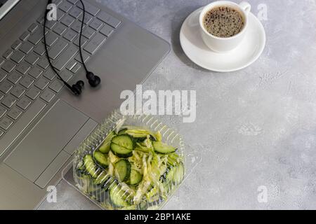 Coronavirus. Quarantine Online training, education and freelance work. Lunch delivery. Laptop, phone and medical mask for protection. Coronavirus pand Stock Photo