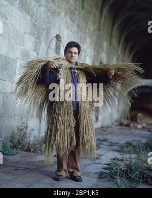 COROZA - Capa de junco o de paja, generalmente con capucha, que usan los labradores gallegos para protegerse de la lluvia. - FOTO AÑOS 80. ORONOZ JORGE. Stock Photo