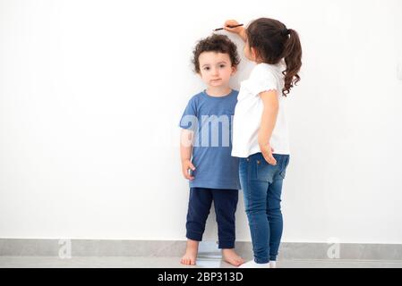 Kid growing measuring with ruler Stock Photo - Alamy