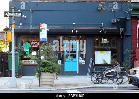 Lion's Head Tavern, 995 Amsterdam Avenue, New York, NYC storefront photo of a neighborhood bar in Manhattan's Manhattan Valley neighborhood. Stock Photo