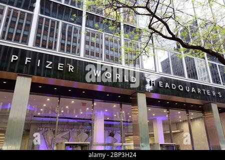 Pfizer World Headquarters, 235 E 42nd St, New York, NY. exterior of a pharmaceutical office building in Midtown Manhattan. Stock Photo