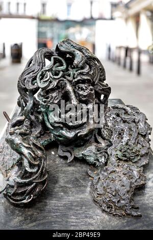 'A Conversation with Oscar Wilde' 1998 sculpture by Maggi Hambling, Oscar Wilde smoking near Charing Cross, London, UK Stock Photo