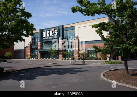 Tigard, OR, USA - May 5, 2020: Closed Dick's Sporting Goods retail store in Tigard, Oregon, during the coronavirus pandemic. Stock Photo