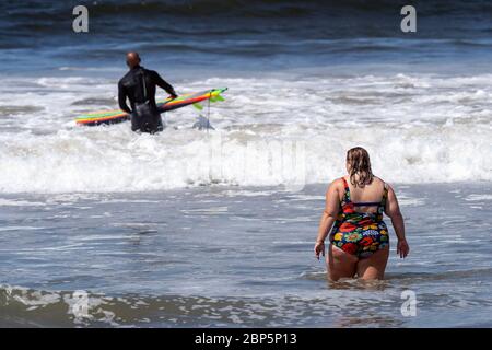 Los Angeles, California, USA. 15th Mar, 2019. People enjoy the Pacific Ocean at Venice Beach.Los Angeles County reopened its beaches for active use while requiring people to wear face masks and maintain social distancing as the county tries to reduce COVID-19 infections. Credit: Ronen Tivony/SOPA Images/ZUMA Wire/Alamy Live News Stock Photo