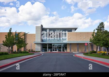 Portland, OR, USA - May 6, 2020: Closed DSW Designer Shoe Warehouse retail store in Northeast Portland, Oregon, during the coronavirus pandemic. Stock Photo