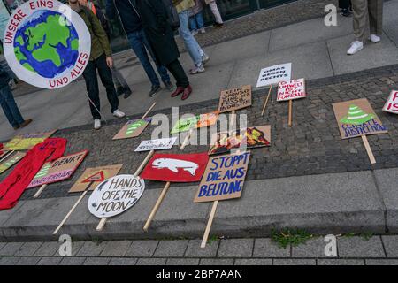 Pupils demonstrate with protest posters during the Fridays for Future climate strike at the Brandenburg Gate -Pariser Platz- in Berlin. Stock Photo