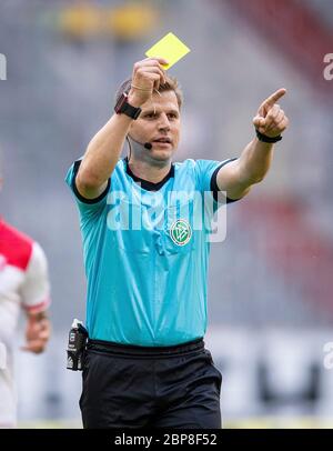 referee Frank Willenborg shows the yellow card. gesture, gesture, football 1. Bundesliga, 26. matchday, Fortuna Dusseldorf (D) - SC Paderborn 07 (PB) 0: 0, on May 16, 2020 in Duesseldorf/Germany. Photo: Moritz Mvºller/Pool via PHOTO AGENCY SVEN SIMON For journalistic purposes only! Only for editorial use! ## Gemvssvu the requirements of the DFL Deutsche Fuvuball Liga, it is prohibited to use or have in the stadium and/or photos taken from the game in the form of sequence pictures and/or video-like photo series. DFL regulations prohibit any use of photographs as image sequences and/or Stock Photo