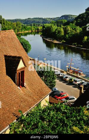 The river Dordogne, seen from an elevated position   One of the most beautiful villages in France La Roque-Gageac in the evening summer sun – Picture Stock Photo