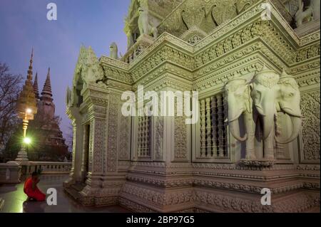 A monk in quiet prayer on Oudong Temple. Oudong Mountain. Kampong Speu Province, Cambodia, Southeast Asia Stock Photo