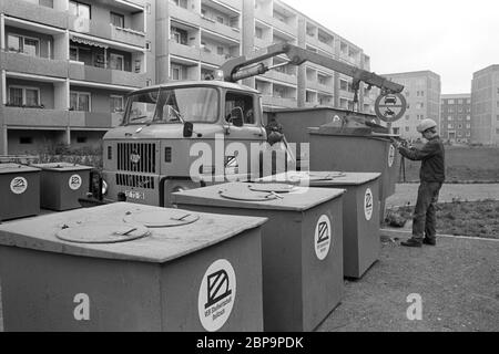 30 November 1984, Saxony, Delitzsch: Full waste containers are replaced by empty ones by employees of the VEB Stadtwirtschaft Delitzsch in the mid-1980s. Exact date of taking up not known. Photo: Volkmar Heinz/dpa-Zentralbild/ZB Stock Photo