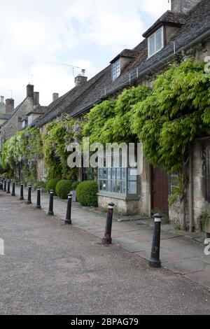 Buildings with wisteria growing in Burford, Oxfordshire, UK Stock Photo