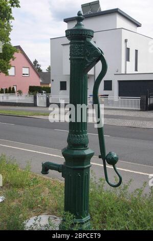 Eine Wasserpumpe am Straßenrand in Berlin-Spandau, Nennhauser Damm, hier: Modell 'Krause-Pumpe'; A water pump on the roadside, model 'Krause pump'.