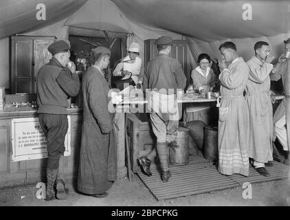 American Soldiers en route to the front being served daily with Coffee and Doughnuts at the American Red Cross Canteen, St-Pierre des Corps, Tours, France, Lewis Wickes Hine, American National Red Cross Photograph Collection, September 1918 Stock Photo