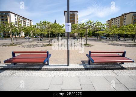 Hoyerswerda, Germany. 18th May, 2020. On the Lausitzer Platz in the Saxon town of Hoyerswerda in the district of Bautzen, two park benches with a reference to the distance of 1.50m are standing on a lantern. Credit: Daniel Schäfer/dpa-Zentralbild/Daniel Schäfer/dpa/Alamy Live News Stock Photo