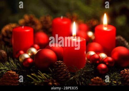 Low-Key Aufnahme von einem Adventkranz mit 2 brennenden Kerzen Stock Photo