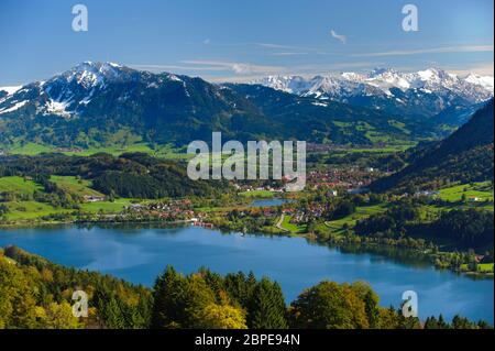 Panorama Landschaft in Bayern mit großem Alpsee bei Immenstadt und der Alpenkette, links mit Berg Grünten Stock Photo