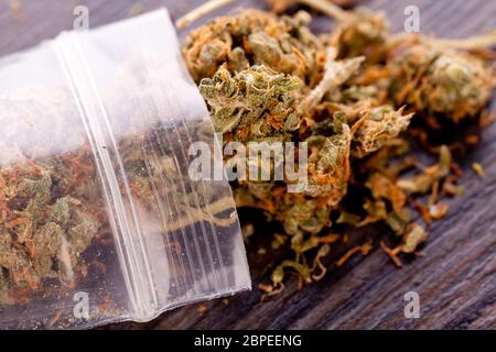 Cannabis marihuana blüten in kleinem Beutel Drogen Nahaufnahme Stock Photo