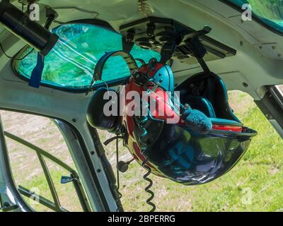 Detail-Ansicht eines abgelegten Pilotenhelms in einem Helicopter-Cockpit. Stock Photo