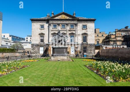 Dundas House, Royal Bank of Scotland head office, with statue of John Hope in garden in front - St Andrew Square, Edinburgh New Town, Scotland, UK