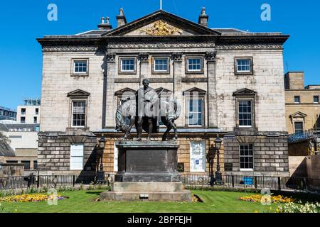 Dundas House, Royal Bank of Scotland head office, with statue of John Hope in garden in front - St Andrew Square, Edinburgh New Town, Scotland, UK Stock Photo