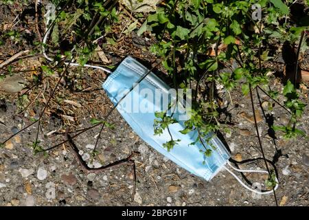 Seven Sisters Road, London, UK. 19th May 2020. Coronavirus pandemic: discarded surgical mask. Credit: Matthew Chattle/Alamy Live News Stock Photo