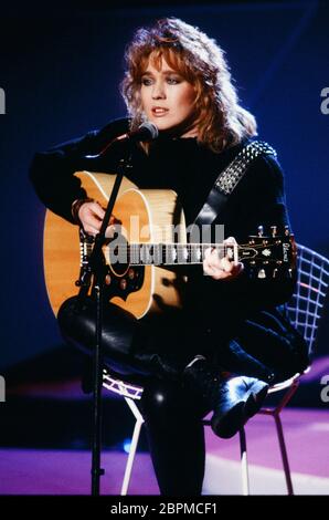 Juliane Werding singt - Die deutsche Sängerin und Komponistin Juliane Werding bei einem Auftritt in einer deutschen Fernsehsendung. Stock Photo