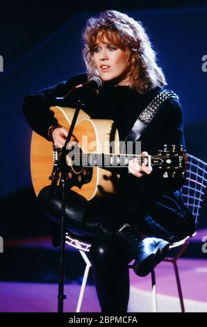 Juliane Werding singt - Die deutsche Sängerin und Komponistin Juliane Werding bei einem Auftritt in einer deutschen Fernsehsendung. Stock Photo