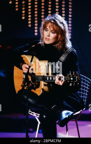 Juliane Werding singt - Die deutsche Sängerin und Komponistin Juliane Werding bei einem Auftritt in einer deutschen Fernsehsendung. Stock Photo