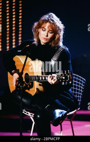 Juliane Werding singt - Die deutsche Sängerin und Komponistin Juliane Werding bei einem Auftritt in einer deutschen Fernsehsendung. Stock Photo