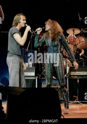 Carly Simon & James Taylor コンサートTシャツ 199 March 10, 1974 - Carly Simon & James Taylor hit the top ten