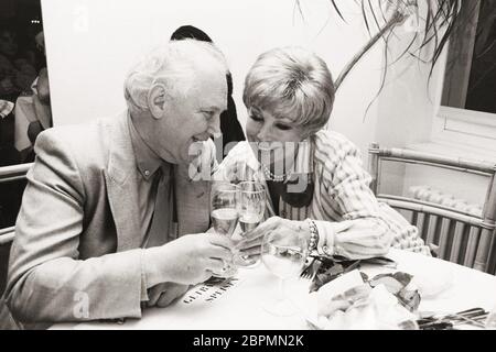 WDR - TV-Show Mensch Meier // 25.03.1988 - Auf dem Bild ist die Opernsängerin Anneliese Rothenberger (rechts) und Pal Berkovics (links) auf einer Aftershow Party in den 80ern zu sehen. Stock Photo