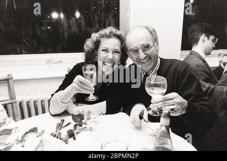 WDR - TV-Show Mensch Meier // 25.03.1988 - Auf dem Bild ist der Moderator Alfred Biolek (rechts) und die Schauspielerin Gaby Dohm (links) auf einer Aftershow Party in den 80ern zu sehen. Stock Photo