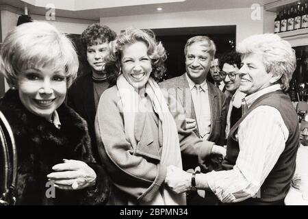 WDR - TV-Show Mensch Meier // 25.03.1988 - Auf dem Bild ist die Schauspielerin Gaby Dohm (mitte) und die Opernsängerin Anneliese Rothenberger (links) mit anderen Gästen auf einer Aftershow Parteien den 80ern zu sehen. Stock Photo