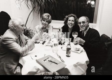 WDR - TV-Show Mensch Meier // 25.03.1988 - Auf dem Bild ist der Moderator Alfred Biolek (rechts), die Schauspielerin Gaby Dohm (2 v. rechts), die Opernsängerin Anneliese Rothenberger (2 v. links) und Pal Berkovics (links) auf einer Aftershow Party in den 80ern zu sehen. Stock Photo