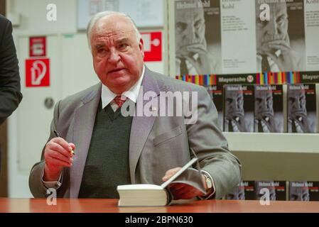 Helmut Kohl - Erinnerungen // Buch Signierstunde - Der deutsche Politiker und ehemalige Bundeskanzler Helmut Kohl während einer Signierstunde für sein Buch 'Erinnerungen' Stock Photo