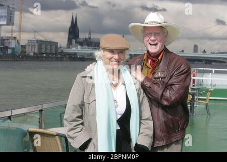 Larry Hagman - Rundfahrt auf dem Rhein - Der US-amerikanischer Schauspieler Larry Hagman alias J. R. Ewing (Dallas) und seine Ehefrau Maj Axelsson zu Besuch in Köln. Rundfahrt mit einem KD Schiff auf dem Rhein. Stock Photo