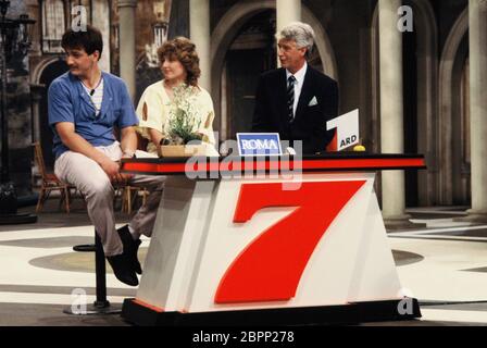 'Die verflixte 7' TV-Spielshow mit Rudi Carrell 1986 - Moderator Rudi Carrell mit Kandidaten. Stock Photo