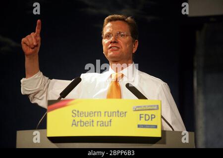 Der Parteivorsitzende der FDP, Guido Westerwelle, Mitte, winkt am