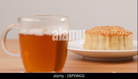 Traditional Chinese tea and moon cake for mid autumn festival Stock Photo