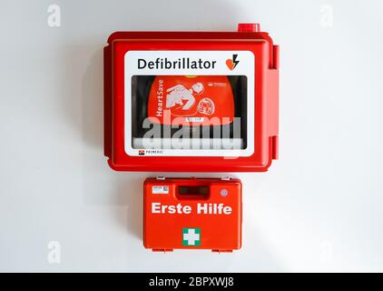 Duesseldorf, North Rhine-Westphalia, Germany - Defibrillator and first aid kit are hanging on a wall in public space at Duesseldorf airport. Duesseldo Stock Photo