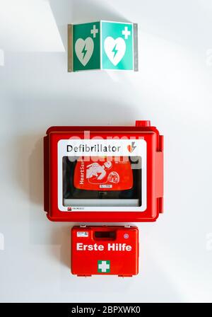 Duesseldorf, North Rhine-Westphalia, Germany - Defibrillator and first aid kit are hanging on a wall in public space at Duesseldorf airport. Duesseldo Stock Photo