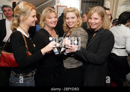 Annette Frier - Die deutsche Schauspielerin und Komikerin Annette Frier zu Besuch im 'Theater der Keller' in der Kölner Südstadt. Mit dabei: Mutter Mechthild 'Mecki' und die beiden Schwestern Caroline und Sabine (von links). Stock Photo