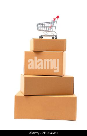 Shopee is e-commerce technology company. Shopping cart with parcels on the  background of the Shopee logo Stock Photo - Alamy